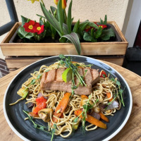 Tuna steak na ázijských nudliach s wok zeleninou