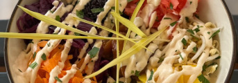 Poke bowl s teriyaki lososom – čierna ryža, marinovaná kapusta, mango, edamame, mrkva, mungo klíčky, citrónovo-zázvorová majonéza, koriander