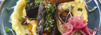 Hovädzie rebro, chimichurri omáčka, cesnakové pyré, nakladaná zelenina