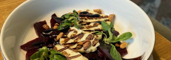 &Scaron;al&aacute;t z červenej repy - nakladan&aacute; medov&aacute; cvikla, grilovan&yacute; halloumi syr, orie&scaron;ky