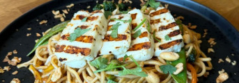 Chilli chrumkav&eacute; ara&scaron;idov&eacute; rezance s grilovan&yacute;m Halloumi syrom