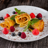 Palacinky plnené nutelou, vanilkový tvaroh, čerstvé ovocie, horká čokoláda